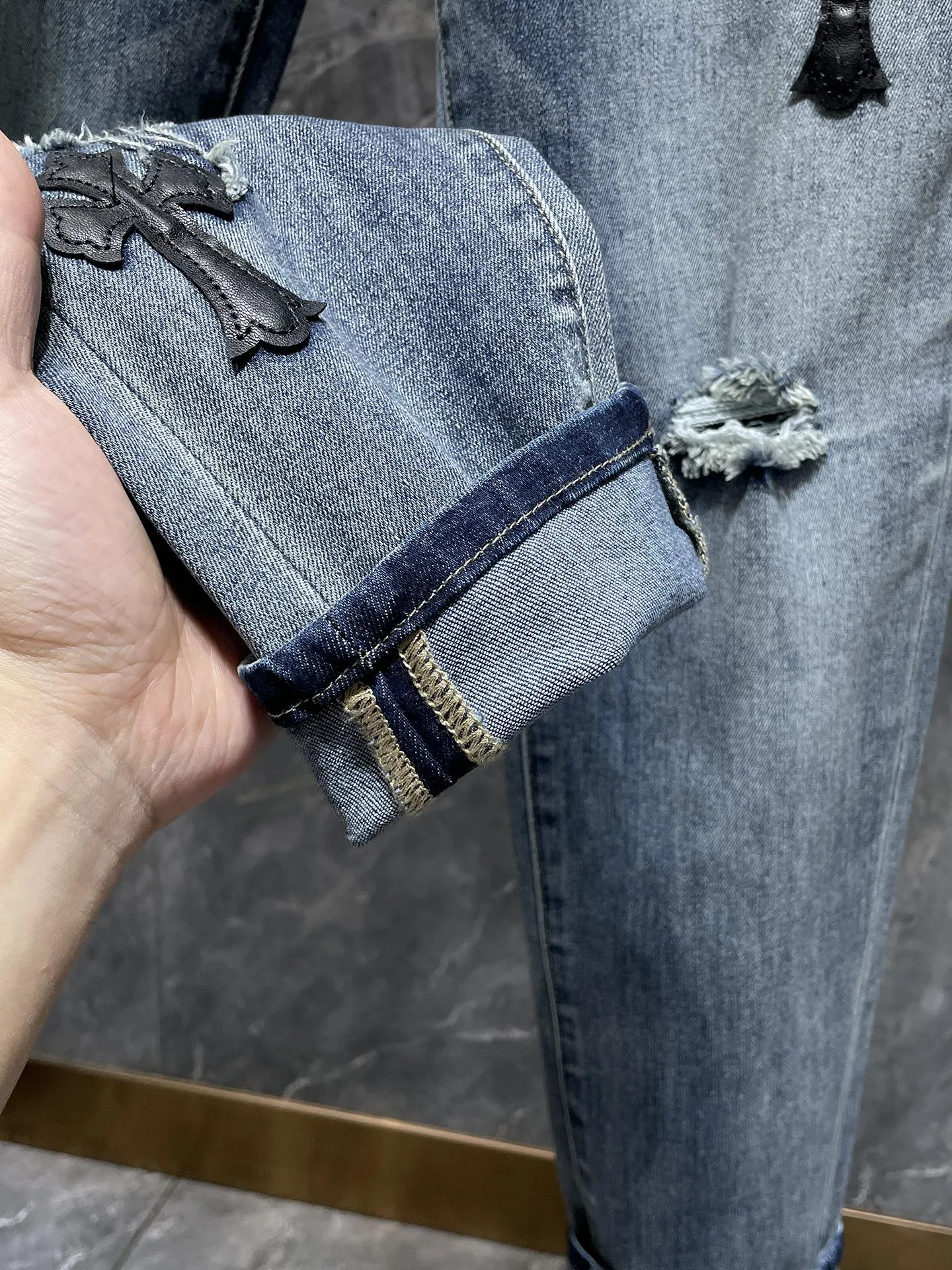 P276 Chrome Hearts🌸Jeans are here🌸 Willow cross ripped jeans. Exclusive custom weaving and dyeing. 100% pure cotton high weight denim fabric. High quality washing! After the pants are finished, do heavy enzyme stone washing and rinsing!  ✨Heavy leather embroidery➕Hand-sewn➕Denim whiskers✨Original hardware mold opening! Carrying various craft elements, this season’s most heavily crafted denim trousers!  Suitable for all kinds of outfits and can be worn in all seasons. Recommended color: dyed denim blue. Code numbers: S, M, L, XL